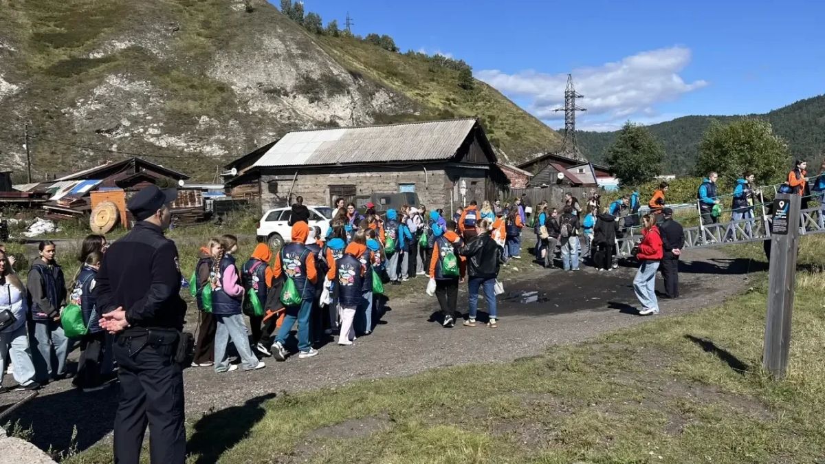 В Иркутске транспортные полицейские встретили победителей «Большой перемены», следующих специальным поездом через всю страну В Иркутске транспортные полицейские встретили победителей «Большой перемены», следующих специальным поездом через всю страну