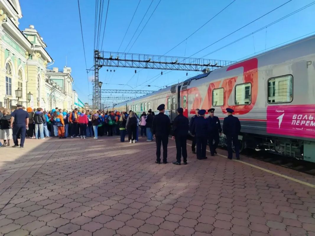 В Иркутске транспортные полицейские встретили победителей «Большой перемены», следующих специальным поездом через всю страну В Иркутске транспортные полицейские встретили победителей «Большой перемены», следующих специальным поездом через всю страну