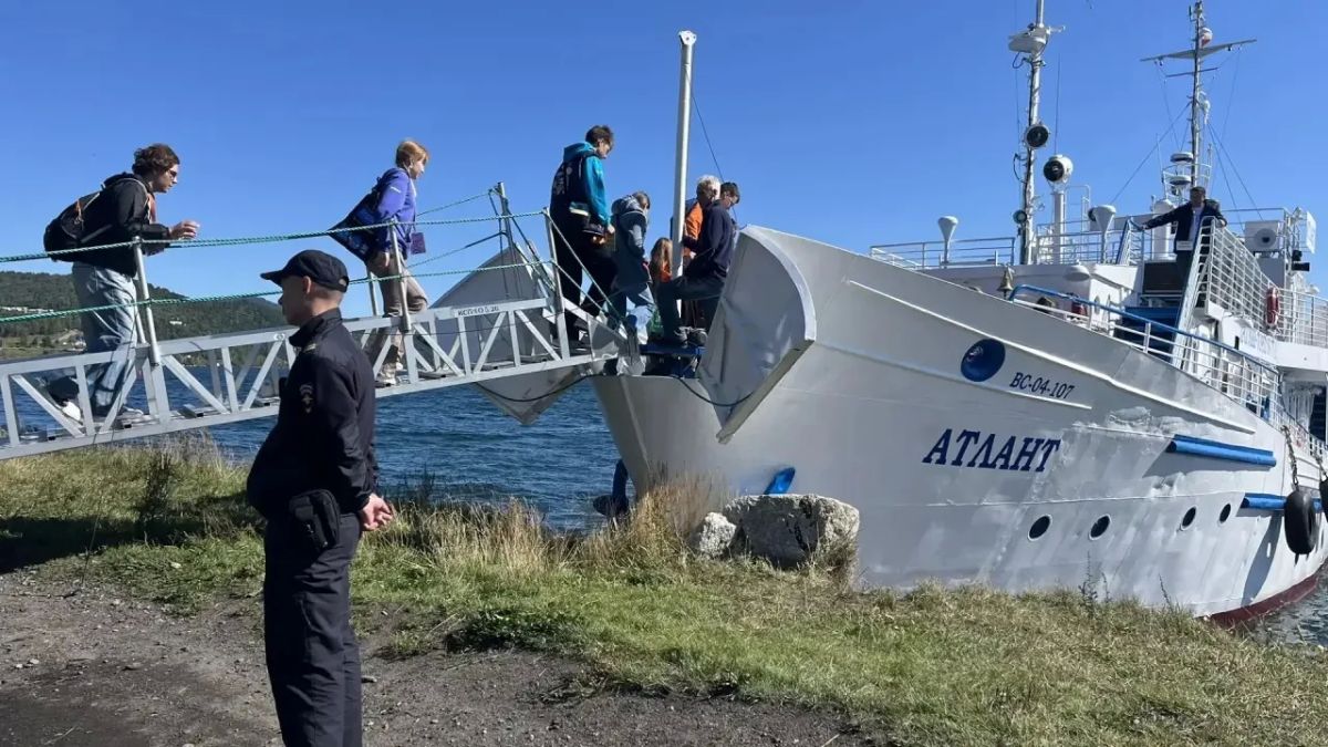 В Иркутске транспортные полицейские встретили победителей «Большой перемены», следующих специальным поездом через всю страну В Иркутске транспортные полицейские встретили победителей «Большой перемены», следующих специальным поездом через всю страну