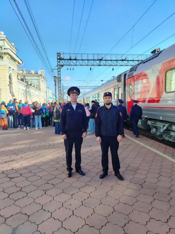 В Иркутске транспортные полицейские встретили победителей «Большой перемены», следующих специальным поездом через всю страну В Иркутске транспортные полицейские встретили победителей «Большой перемены», следующих специальным поездом через всю страну