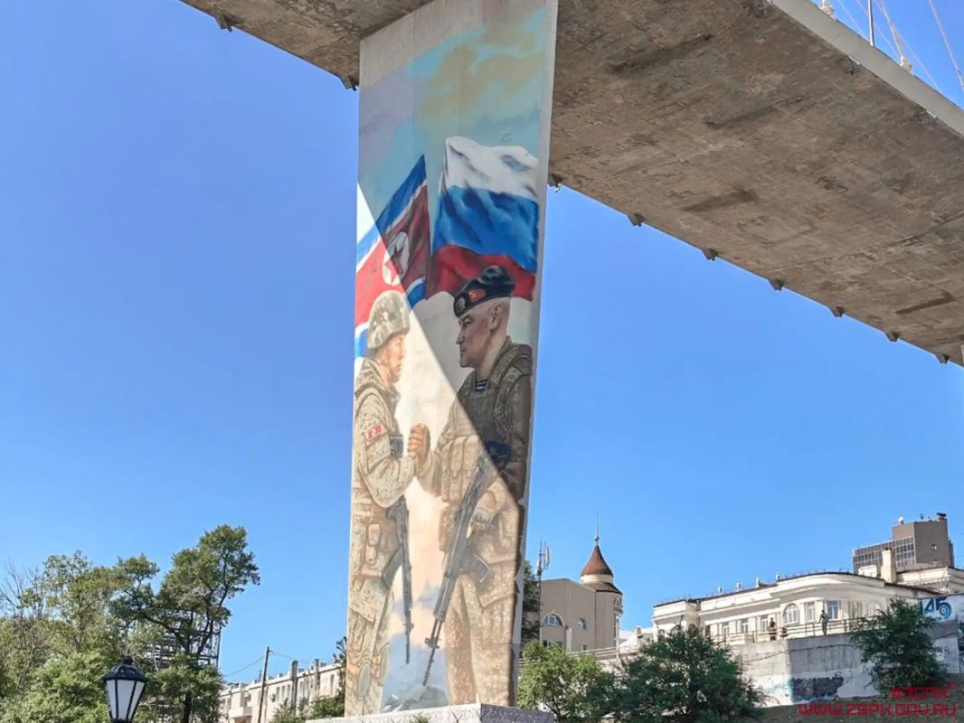 Во Владивостоке на одной из опор Золотого моста открыли новый «Мурал Победы», посвящённый боевому братству России и Корейской Народно-Демократической Республики. На масштабной росписи изображены российский морской пехотинец... Во Владивостоке на одной из опор Золотого моста открыли новый «Мурал Победы», посвящённый боевому братству России и Корейской Народно-Демократической Республики. На масштабной росписи изображены российский морской пехотинец...