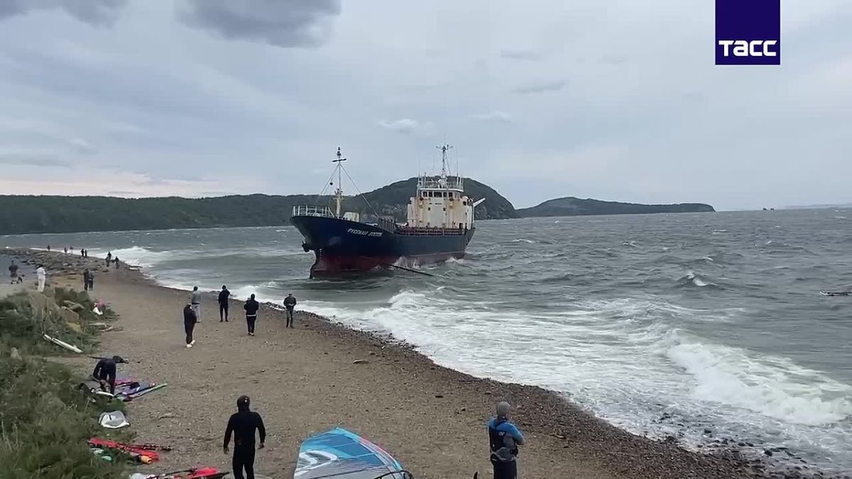 Теплоход "Русский Восток" сорвало с якоря в Амурском заливе Приморского края и отнесло в сторону Токаревского маяка, где он сел на мель, сообщили в пресс-службе Дальневосточной транспортной прокуратуры