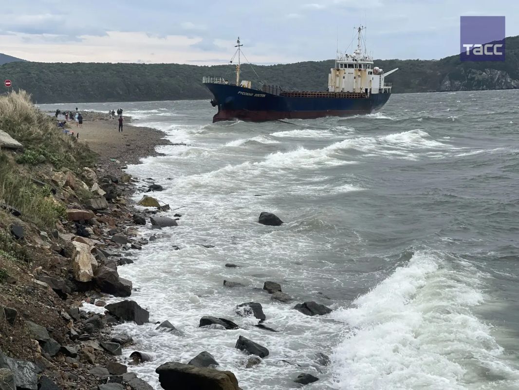 Теплоход "Русский Восток" сорвало с якоря в Амурском заливе Приморского края и отнесло в сторону Токаревского маяка, где он сел на мель, сообщили в пресс-службе Дальневосточной транспортной прокуратуры Теплоход "Русский Восток" сорвало с якоря в Амурском заливе Приморского края и отнесло в сторону Токаревского маяка, где он сел на мель, сообщили в пресс-службе Дальневосточной транспортной прокуратуры