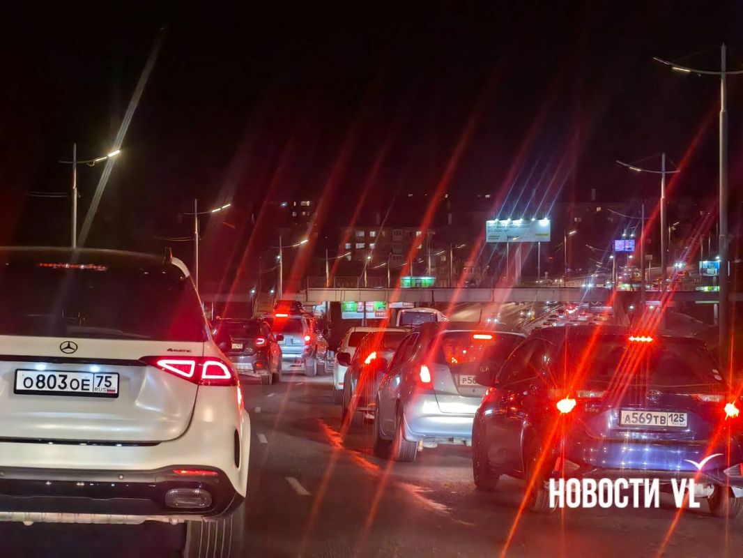 В районе Столетия ремонтируют дорогу, работы заняли левую полосу по направлению в сторону Зари