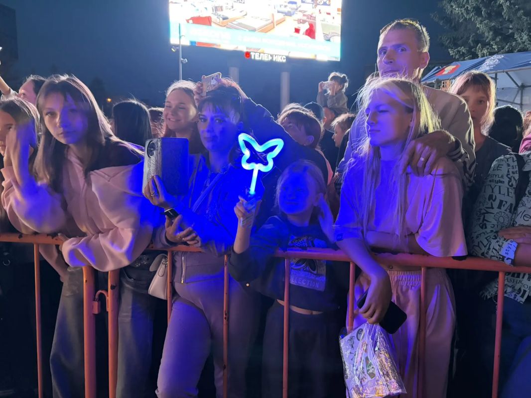 На сцене — наши старые добрые друзья! Встречайте группу «Мэйз» из Владивостока — музыку, которую мы любим, и энергетику, которую невозможно забыть! На сцене — наши старые добрые друзья! Встречайте группу «Мэйз» из Владивостока — музыку, которую мы любим, и энергетику, которую невозможно забыть!