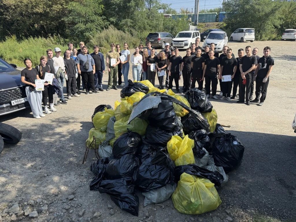 Более 1,6 тонны мусора собрали во время экологической акции на побережье Второй Речки во Владивостоке