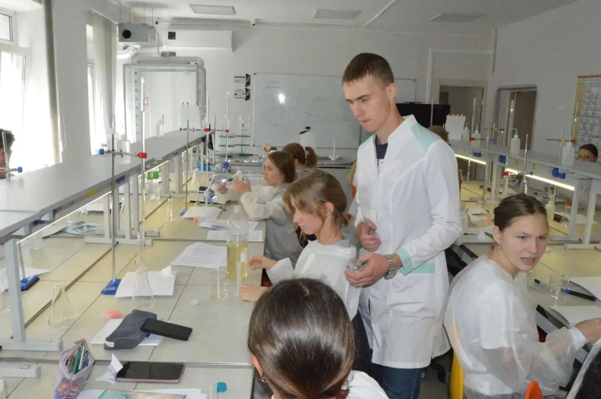 Что можно узнать о водоёме по одной пробе воды? Приморские школьники проверили это на практике на интенсиве «Олимпиадная школа — Экологический проект» Что можно узнать о водоёме по одной пробе воды? Приморские школьники проверили это на практике на интенсиве «Олимпиадная школа — Экологический проект»