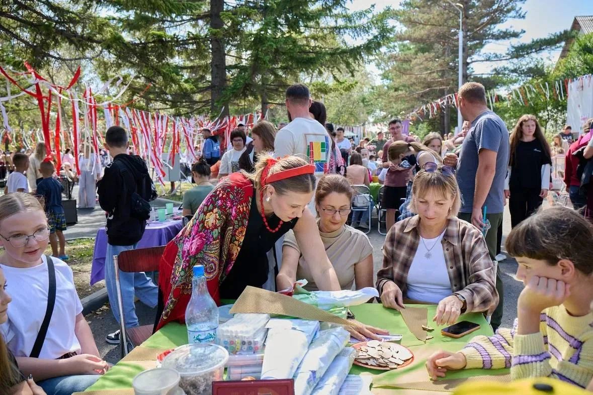 Тепло, радость и единство. В Спасске-Дальнем весело погуляли на семейном пикнике «Любимые рядом» В программе были мастер-классы, яркие фотозоны, творческие площадки и душевный концерт Тепло, радость и единство. В Спасске-Дальнем весело погуляли на семейном пикнике «Любимые рядом» В программе были мастер-классы, яркие фотозоны, творческие площадки и душевный концерт