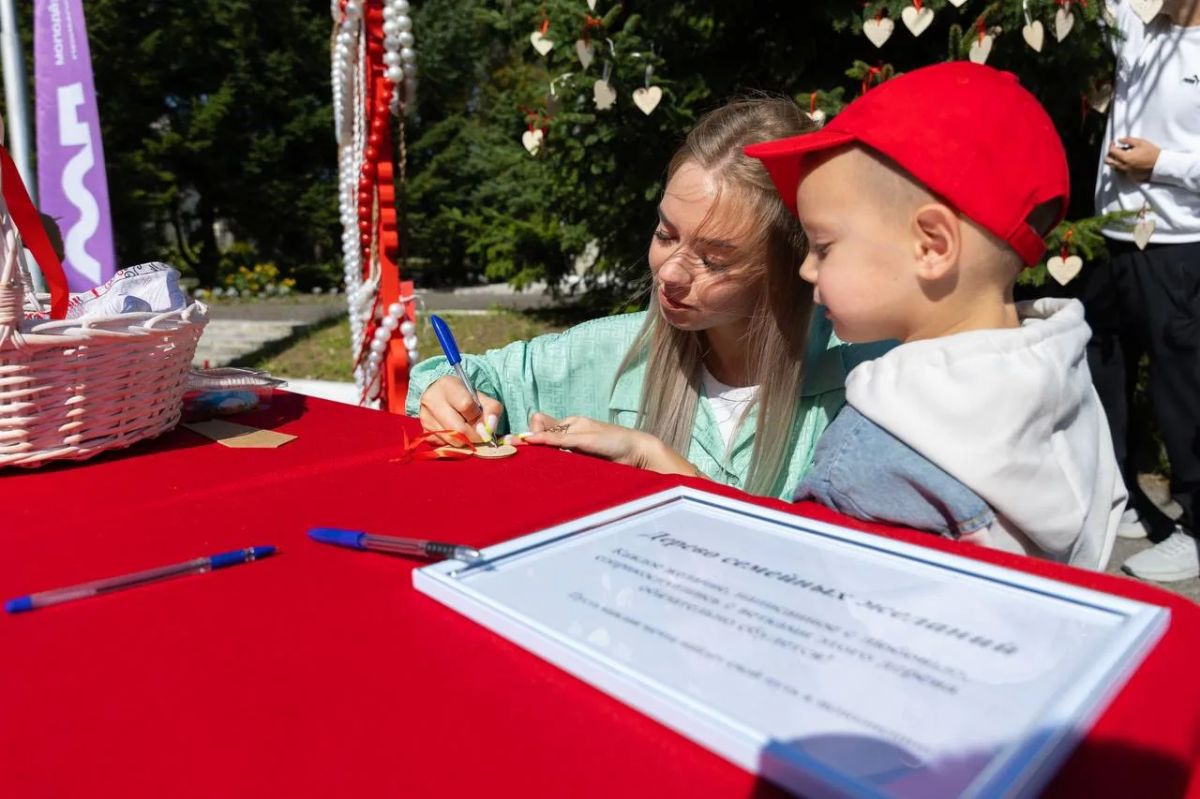 Тепло, радость и единство. В Спасске-Дальнем весело погуляли на семейном пикнике «Любимые рядом» В программе были мастер-классы, яркие фотозоны, творческие площадки и душевный концерт Тепло, радость и единство. В Спасске-Дальнем весело погуляли на семейном пикнике «Любимые рядом» В программе были мастер-классы, яркие фотозоны, творческие площадки и душевный концерт