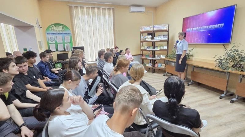 В Уссурийске Приморского кря полицейские проводят для школьников и учащихся колледжей уроки по профилактике терроризма