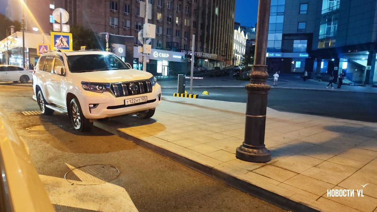 Из-за шлагбаума на Семёновской некоторые автомобилисты теперь паркуются не на самой площади, а прямо на пассажирской платформе или рядом с ней, блокируя полосу на Алеутской
