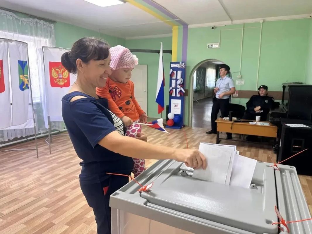 Делимся с вами яркими моментами первого дня голосования: на избирательные участки приходили целыми семьями: с детьми, родителями, бабушками и дедушками Делимся с вами яркими моментами первого дня голосования: на избирательные участки приходили целыми семьями: с детьми, родителями, бабушками и дедушками