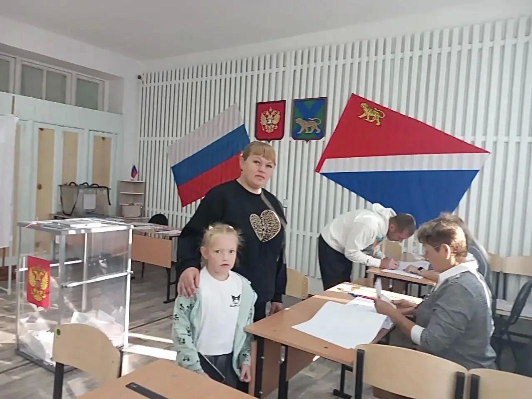 Делимся с вами яркими моментами первого дня голосования: на избирательные участки приходили целыми семьями: с детьми, родителями, бабушками и дедушками Делимся с вами яркими моментами первого дня голосования: на избирательные участки приходили целыми семьями: с детьми, родителями, бабушками и дедушками