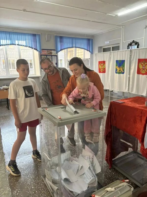 Делимся с вами яркими моментами первого дня голосования: на избирательные участки приходили целыми семьями: с детьми, родителями, бабушками и дедушками Делимся с вами яркими моментами первого дня голосования: на избирательные участки приходили целыми семьями: с детьми, родителями, бабушками и дедушками