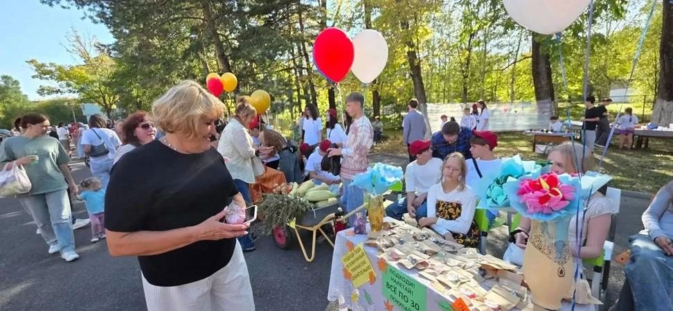 Благотворительная ярмарка в школе №1 Арсеньева помогла собрать средства для бойцов Благотворительная ярмарка в школе №1 Арсеньева помогла собрать средства для бойцов