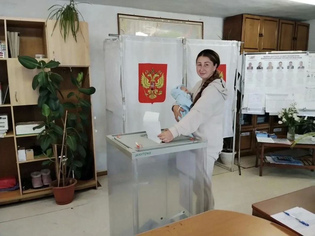 Делимся с вами яркими моментами первого дня голосования: на избирательные участки приходили целыми семьями: с детьми, родителями, бабушками и дедушками Делимся с вами яркими моментами первого дня голосования: на избирательные участки приходили целыми семьями: с детьми, родителями, бабушками и дедушками