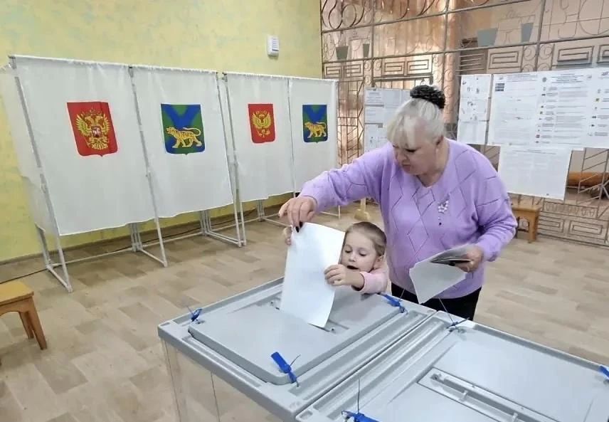 Делимся с вами яркими моментами первого дня голосования: на избирательные участки приходили целыми семьями: с детьми, родителями, бабушками и дедушками Делимся с вами яркими моментами первого дня голосования: на избирательные участки приходили целыми семьями: с детьми, родителями, бабушками и дедушками