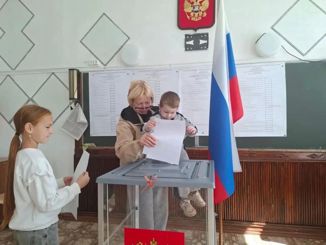 Делимся с вами яркими моментами первого дня голосования: на избирательные участки приходили целыми семьями: с детьми, родителями, бабушками и дедушками Делимся с вами яркими моментами первого дня голосования: на избирательные участки приходили целыми семьями: с детьми, родителями, бабушками и дедушками