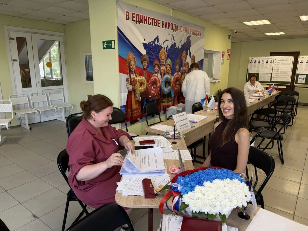 С цветами и шарами, флагами и флажками, в костюмах, в платках и кокошниках, с песнями и танцами встречают своих избирателей члены участковых комиссий С цветами и шарами, флагами и флажками, в костюмах, в платках и кокошниках, с песнями и танцами встречают своих избирателей члены участковых комиссий