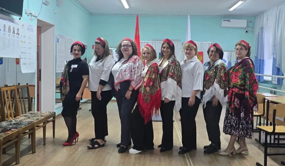 С цветами и шарами, флагами и флажками, в костюмах, в платках и кокошниках, с песнями и танцами встречают своих избирателей члены участковых комиссий С цветами и шарами, флагами и флажками, в костюмах, в платках и кокошниках, с песнями и танцами встречают своих избирателей члены участковых комиссий