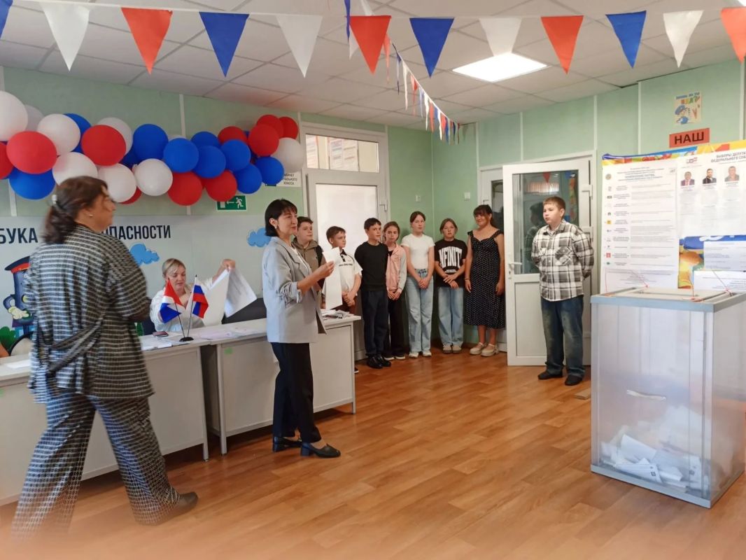 С цветами и шарами, флагами и флажками, в костюмах, в платках и кокошниках, с песнями и танцами встречают своих избирателей члены участковых комиссий С цветами и шарами, флагами и флажками, в костюмах, в платках и кокошниках, с песнями и танцами встречают своих избирателей члены участковых комиссий