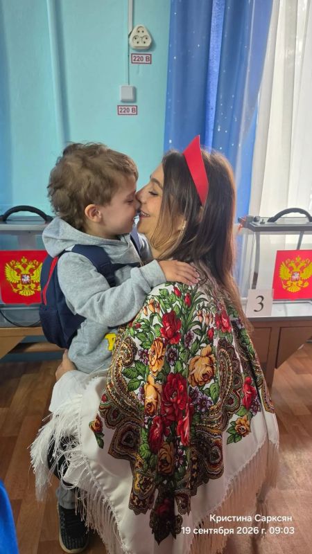 С цветами и шарами, флагами и флажками, в костюмах, в платках и кокошниках, с песнями и танцами встречают своих избирателей члены участковых комиссий С цветами и шарами, флагами и флажками, в костюмах, в платках и кокошниках, с песнями и танцами встречают своих избирателей члены участковых комиссий