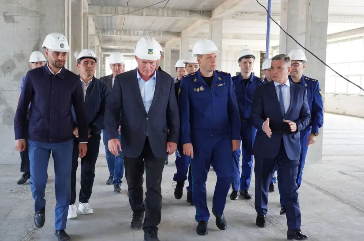 Евгений Корж: Сегодня вместе с заместителем Генерального прокурора Российской Федерации Виктором Мельником посетили строительство школы по ул. Чичерина Евгений Корж: Сегодня вместе с заместителем Генерального прокурора Российской Федерации Виктором Мельником посетили строительство школы по ул. Чичерина