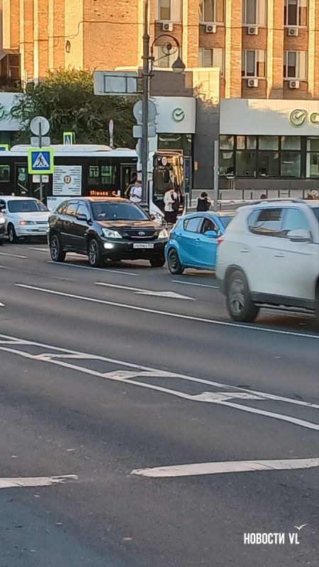 Шлагбаум на Семёновской не пропустил автобус и скорую Шлагбаум на Семёновской не пропустил автобус и скорую