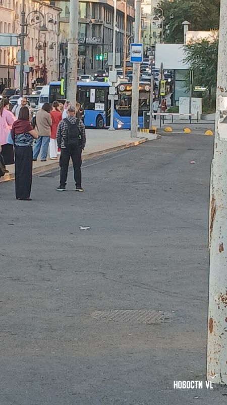 Шлагбаум на Семёновской не пропустил автобус и скорую Шлагбаум на Семёновской не пропустил автобус и скорую