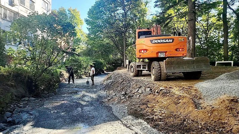 На Маковского, 169а идут дорожные работы: здесь делают новую сеть ливневой канализации На Маковского, 169а идут дорожные работы: здесь делают новую сеть ливневой канализации