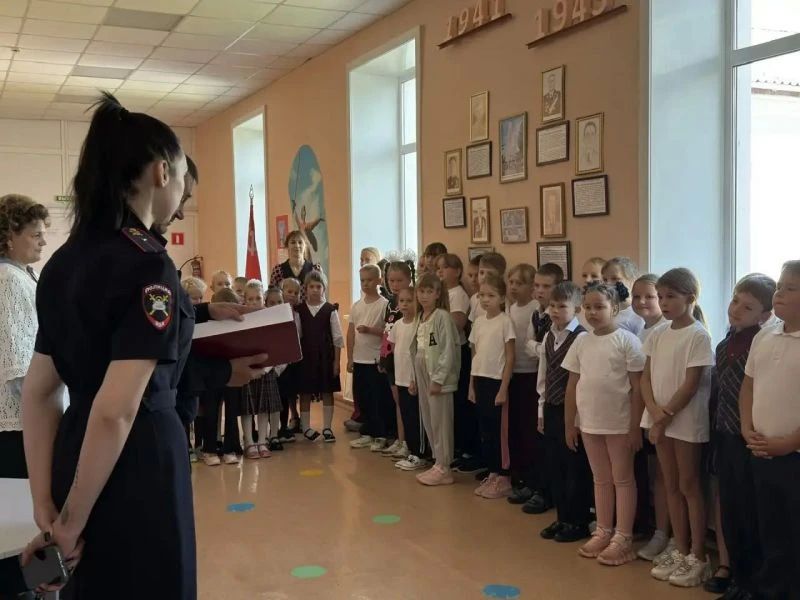 В Чугуевке Приморского края сотрудники Госавтоинспекции провели профилактическую беседу с первоклассниками В Чугуевке Приморского края сотрудники Госавтоинспекции провели профилактическую беседу с первоклассниками