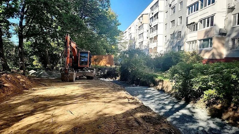 На Маковского, 169а идут дорожные работы: здесь делают новую сеть ливневой канализации На Маковского, 169а идут дорожные работы: здесь делают новую сеть ливневой канализации