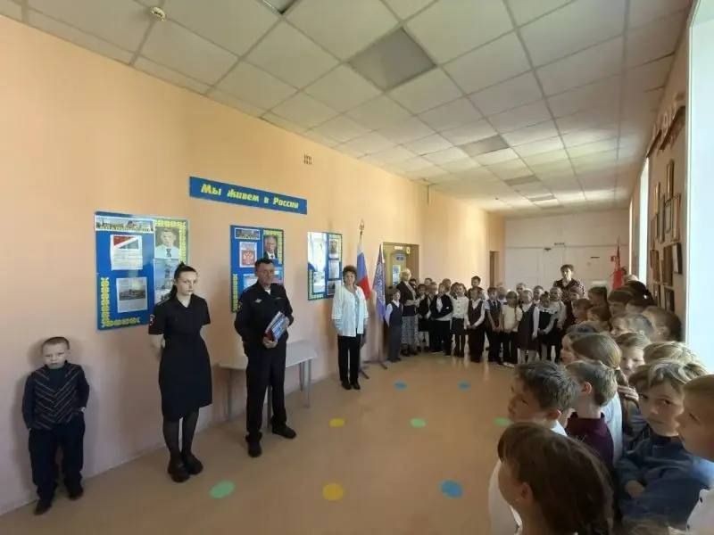 В Чугуевке Приморского края сотрудники Госавтоинспекции провели профилактическую беседу с первоклассниками В Чугуевке Приморского края сотрудники Госавтоинспекции провели профилактическую беседу с первоклассниками