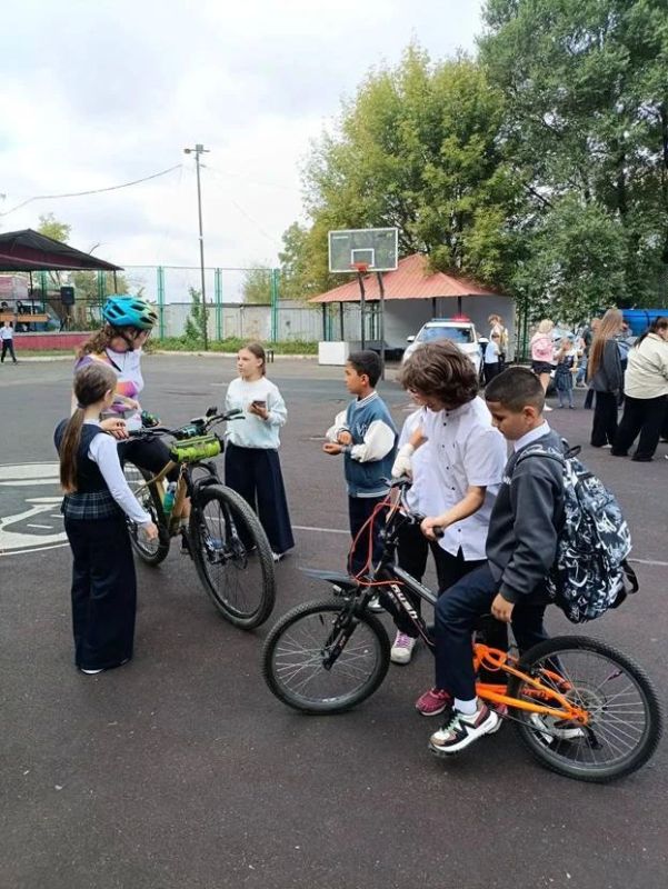 В школе № 52 Владивостока прошёл Единый день безопасности дорожного движения В школе № 52 Владивостока прошёл Единый день безопасности дорожного движения