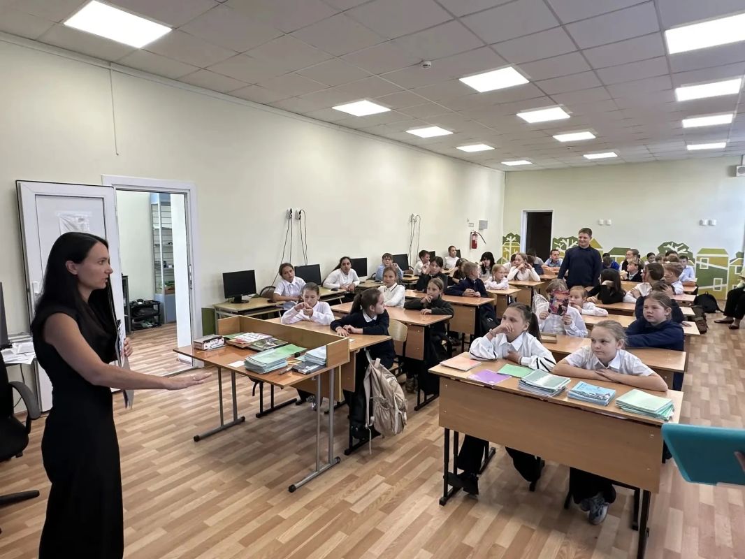 Сотрудники Управления ГО и ЧС напомнили школьникам о правилах безопасности Сотрудники Управления ГО и ЧС напомнили школьникам о правилах безопасности