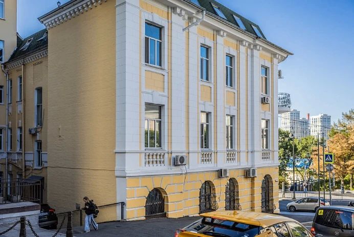 С начала года внешний вид некоторых зданий Владивостока заметно преобразился