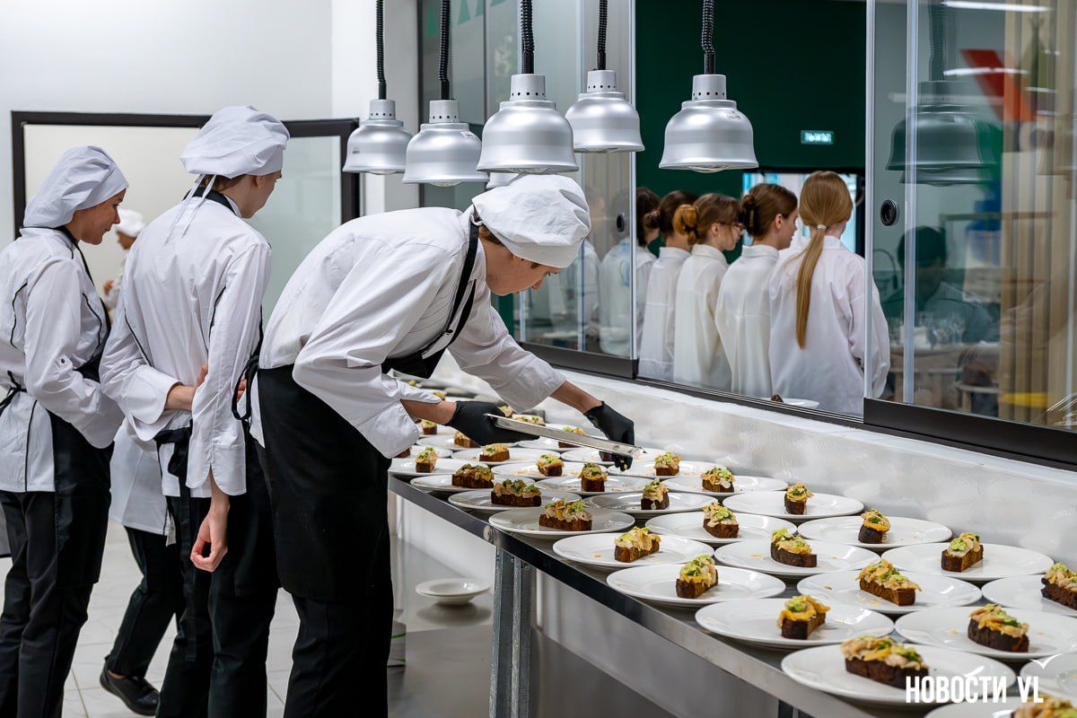 На Тихой открыли учебный ресторан для будущих поваров и кондитеров На Тихой открыли учебный ресторан для будущих поваров и кондитеров