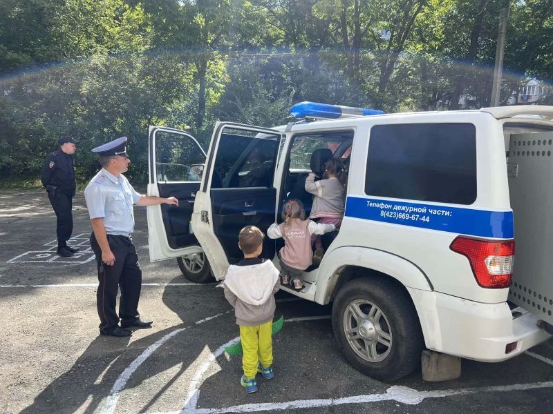 В Находке Приморского края сотрудники патрульно-постовой службы полиции побывали в гостях у малышей из детского сада В Находке Приморского края сотрудники патрульно-постовой службы полиции побывали в гостях у малышей из детского сада