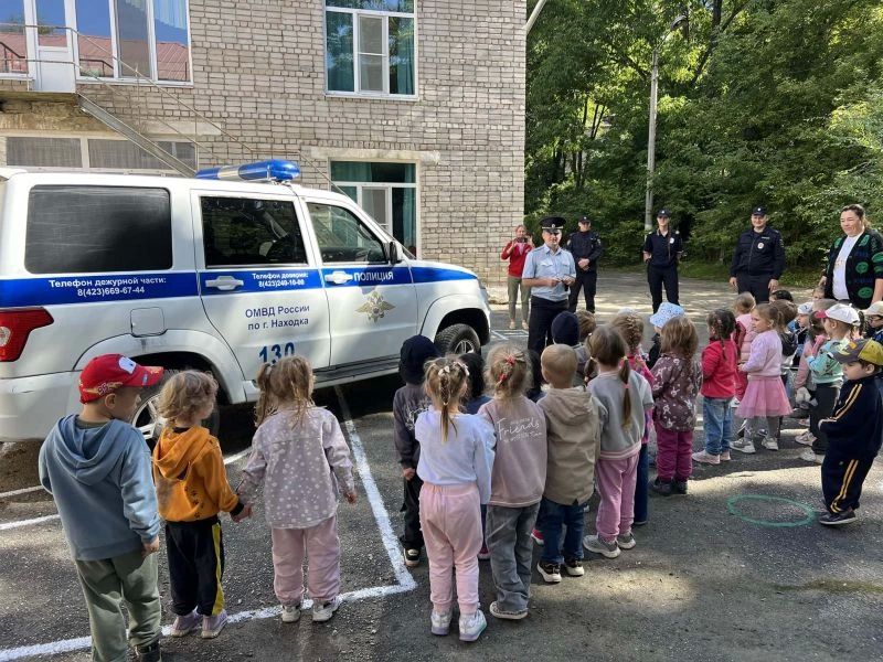 В Находке Приморского края сотрудники патрульно-постовой службы полиции побывали в гостях у малышей из детского сада В Находке Приморского края сотрудники патрульно-постовой службы полиции побывали в гостях у малышей из детского сада