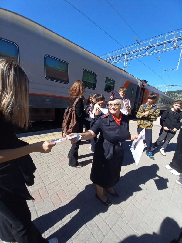 В Находке сотрудники транспортной полиции и железнодорожники провели экскурсию в рамках акции «Уступи дорогу поезду» В Находке сотрудники транспортной полиции и железнодорожники провели экскурсию в рамках акции «Уступи дорогу поезду»