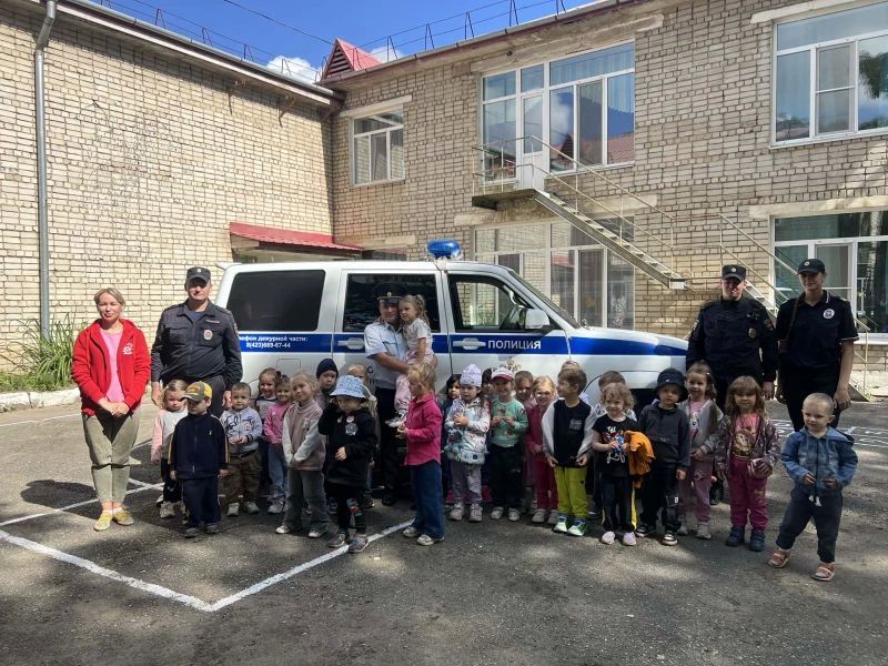 В Находке Приморского края сотрудники патрульно-постовой службы полиции побывали в гостях у малышей из детского сада В Находке Приморского края сотрудники патрульно-постовой службы полиции побывали в гостях у малышей из детского сада