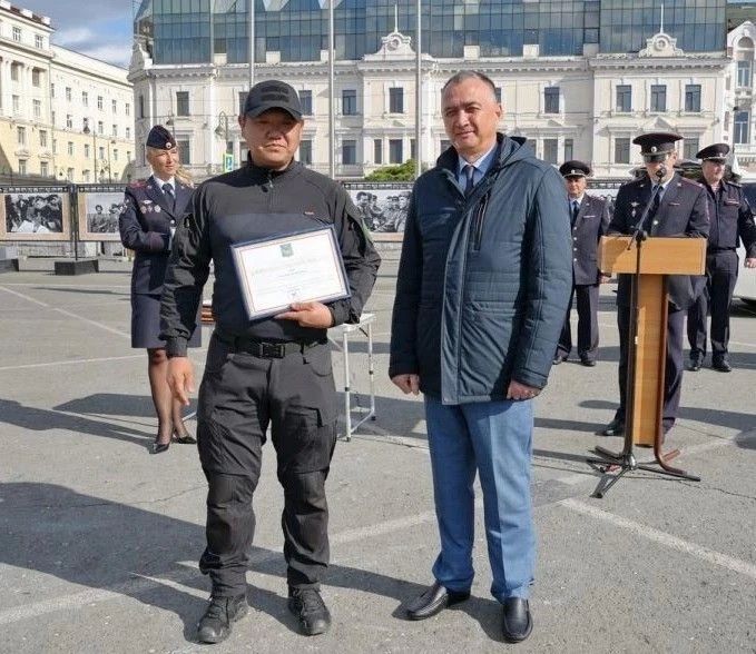 Лучшие сотрудники краевого государственного казенного учреждения «Безопасное Приморье» награждены на общегарнизонном разводе нарядов, заступающих на охрану общественного порядка, прошедшем сегодня на центральной площади...