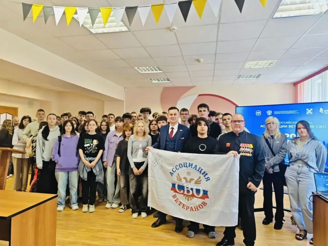 500 студентов колледжей Приморья побывали на Едином уроке мужества с участниками СВО 500 студентов колледжей Приморья побывали на Едином уроке мужества с участниками СВО