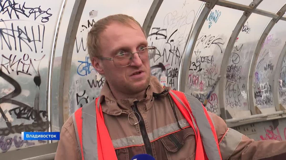 Ежегодно — тысячи квадратных метров испорченных стен и почти миллион рублей на то, чтобы вернуть им нормальный вид