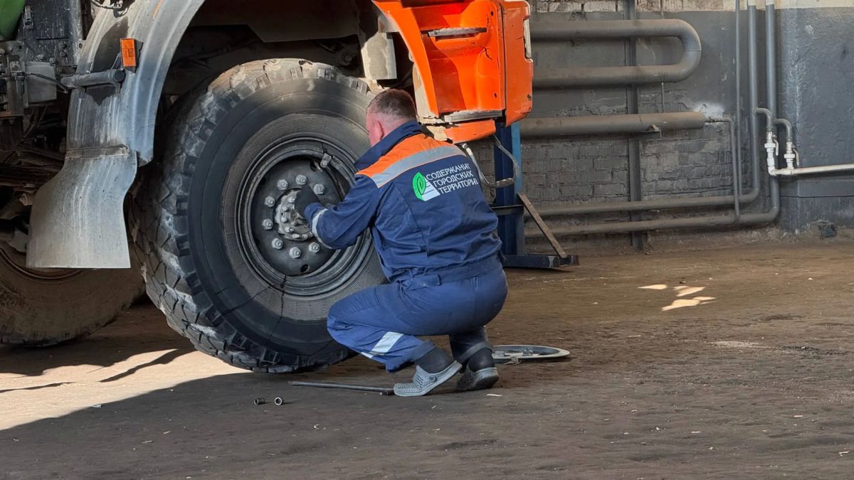 Зима ещё не началась, а в «СГТ» уже готовят технику к снегу и гололёду Зима ещё не началась, а в «СГТ» уже готовят технику к снегу и гололёду