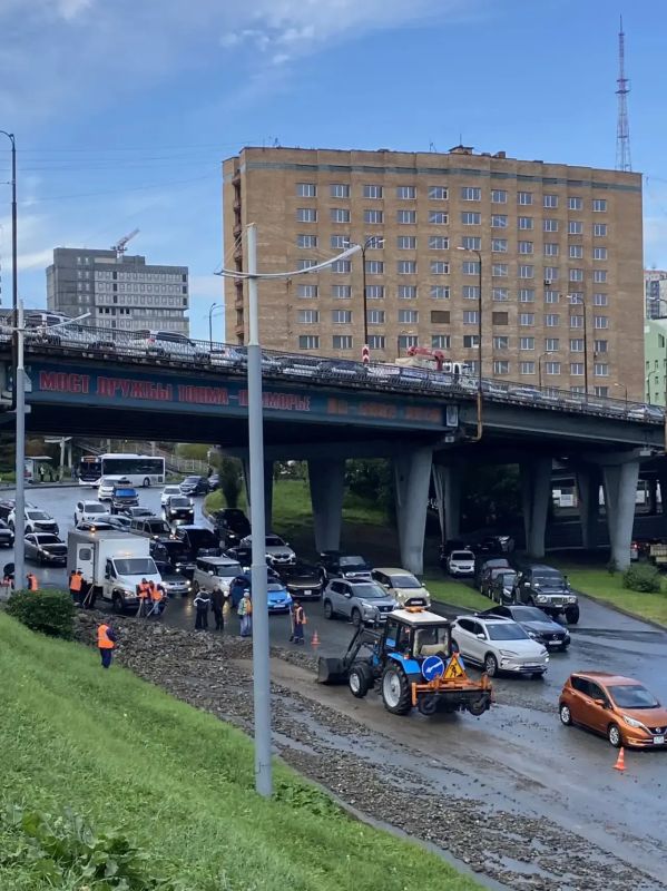 Во Владивостоке приводят в порядок дороги после сильного дождя Во Владивостоке приводят в порядок дороги после сильного дождя