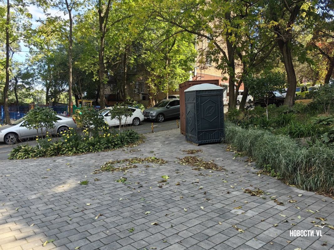Часть сквера на Уткинской всё ещё под угрозой застройки – здесь появились контейнер и биотуалет Часть сквера на Уткинской всё ещё под угрозой застройки – здесь появились контейнер и биотуалет