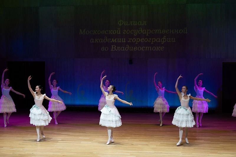 Во Владивостоке чествовали педагогов Приморья в преддверии Дня учителя Во Владивостоке чествовали педагогов Приморья в преддверии Дня учителя