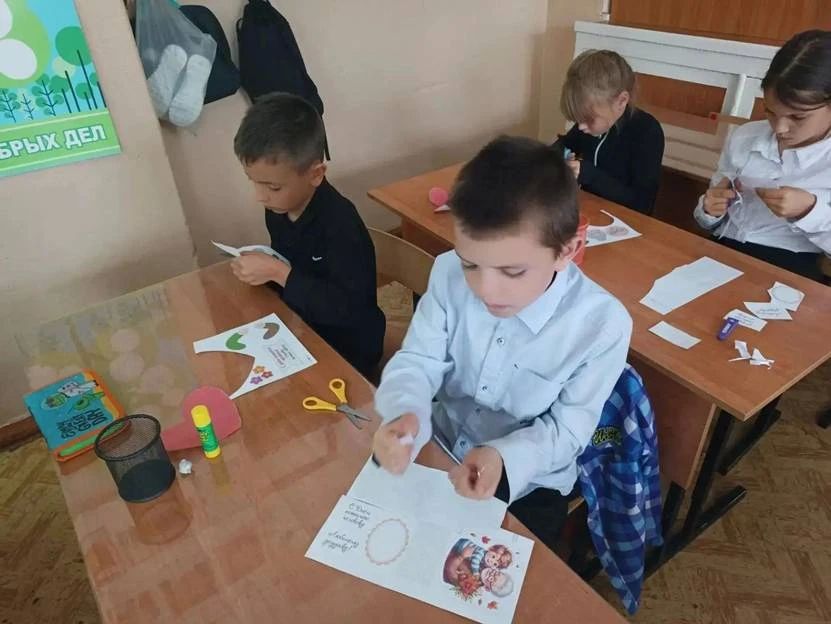 В Хрустальном забота о старших стала школьной традицией В Хрустальном забота о старших стала школьной традицией
