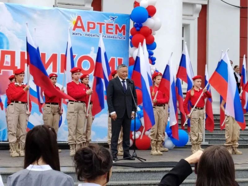 В Артеме Приморского края прошла акция «Мы - граждане России» В Артеме Приморского края прошла акция «Мы - граждане России»
